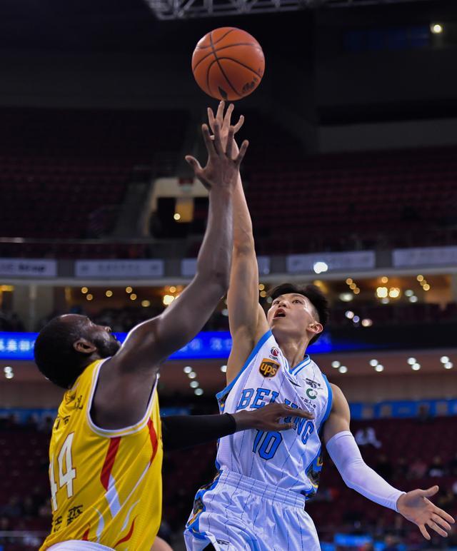 单外援作战 北京首钢男篮主场105:92战胜南京