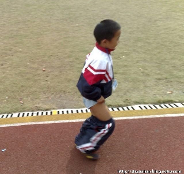 小学一年级男孩儿,被某个男同学扒裤子十几次