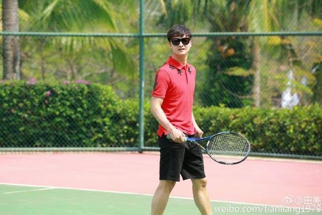 谁说蔡徐坤没有背景,妈妈是演员徐静爸爸是富