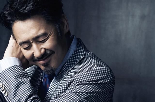 他昔日在北京夜场跑龙套十年,如今成为众女孩