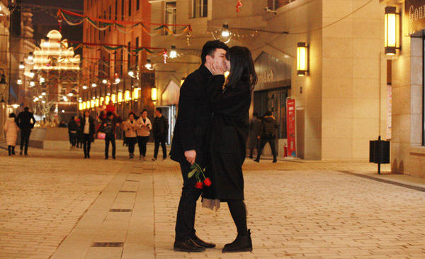 2月14日晚,在常德德国风情街举行的情侣拥吻大作战上,几对情侣在