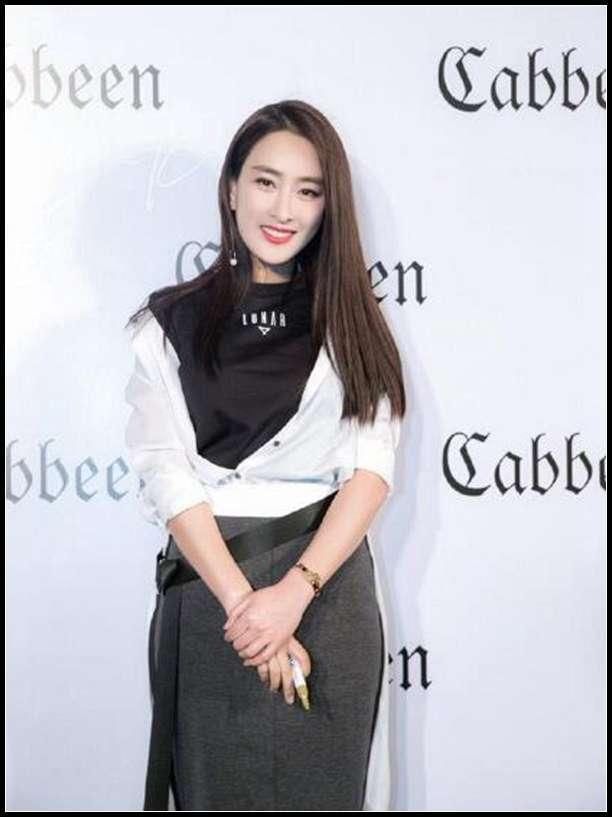 马苏豁出去了!紧身裤勒出羞人三角区,网友:看着