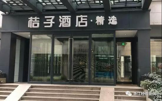 记者卧底连锁酒店客房：床上毛发血迹污渍遍布