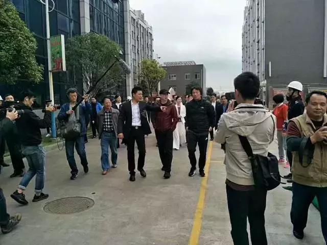 冯小刚带老婆徐帆回老家,乡亲们围观不敢上前