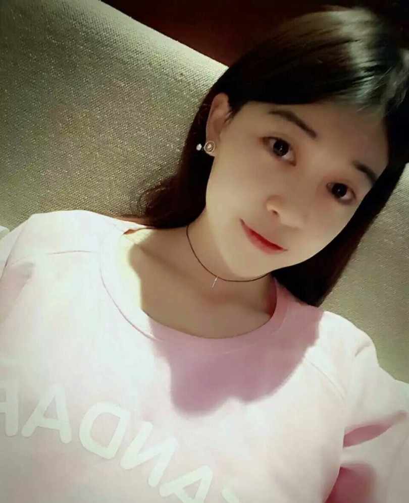 白山女子冰壶队三垒李博雅在冬运会期间因逆天颜值走红。近日,冰壶女神李博雅在微博上发出最新美照。