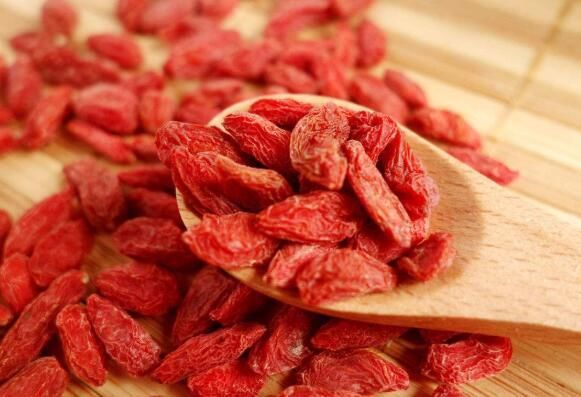 常喝玫瑰花茶好处多,玫瑰花茶搭配枸杞红枣泡