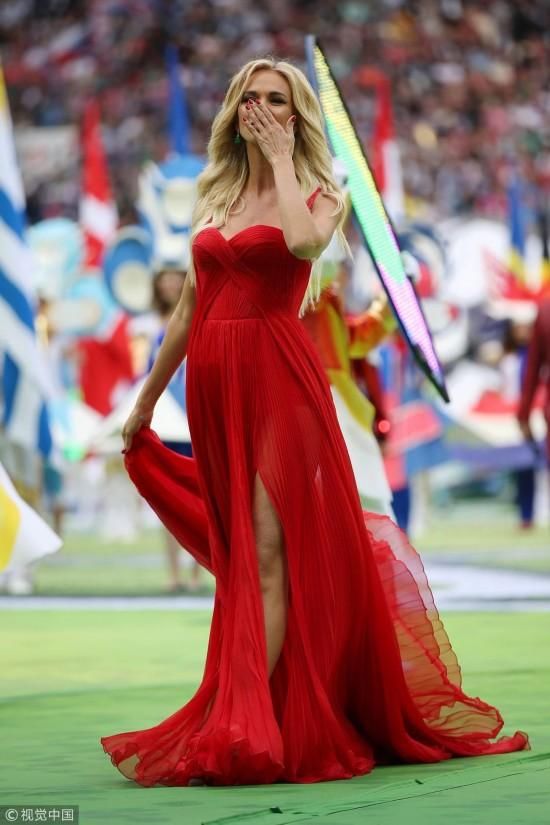俄罗斯世界杯第一足球宝贝,35岁女王范十足,气