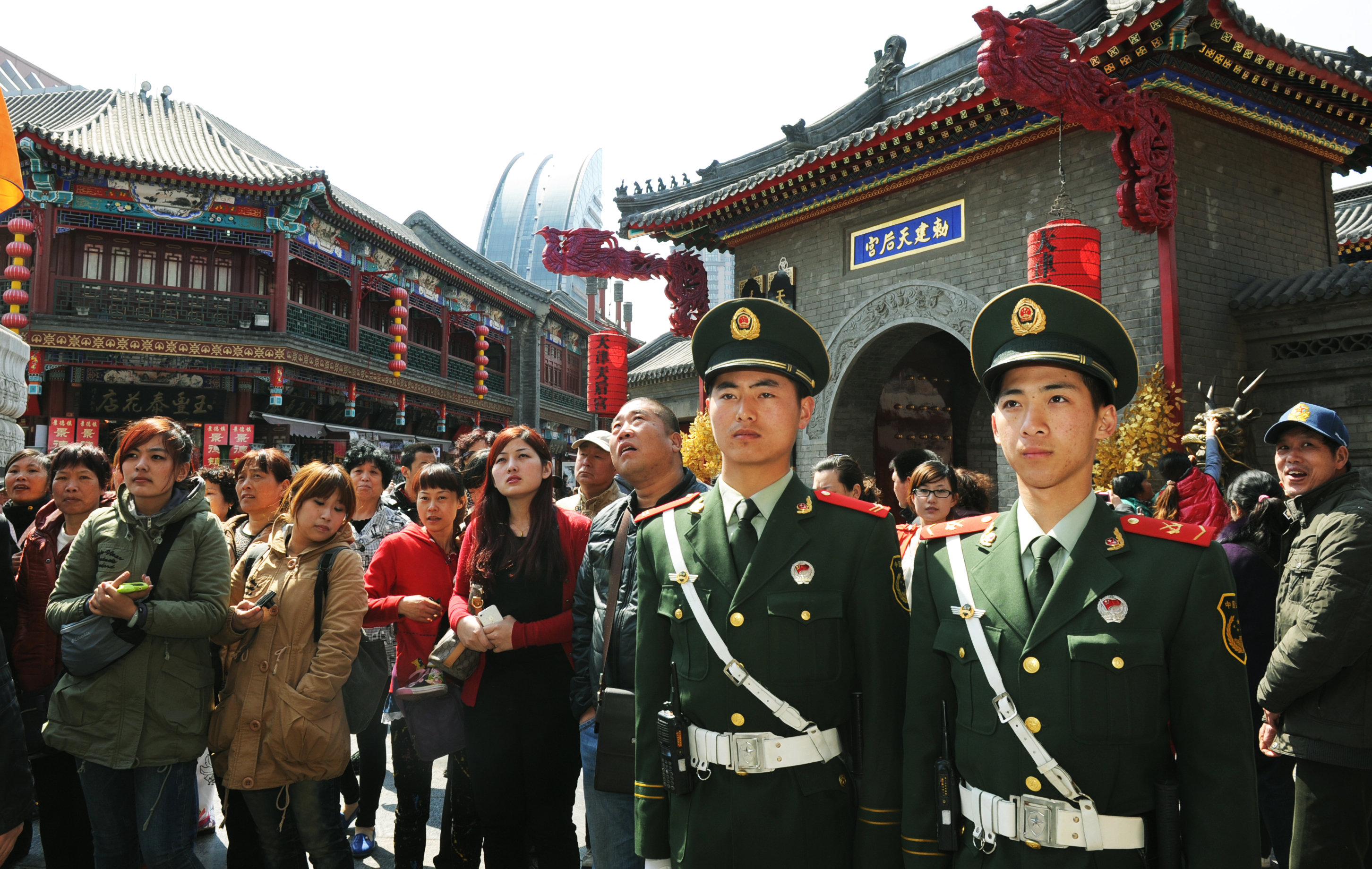 武警天津总队官兵在安保任务中警容严整，树立了武警部队良好形象。江传景摄