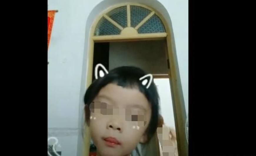 熊孩子玩抖音直播妈妈洗澡,抖音真的要娱乐至