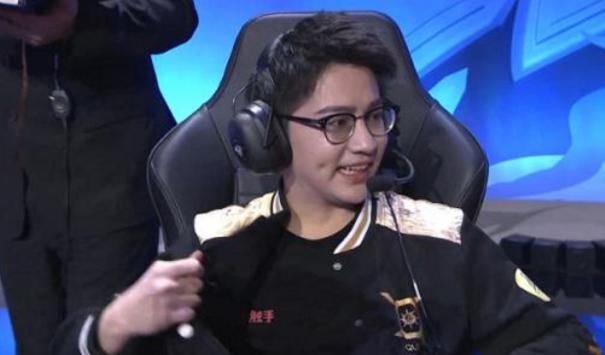 王者荣耀:KPL明星选手有多吸金,看阿泰穿着的