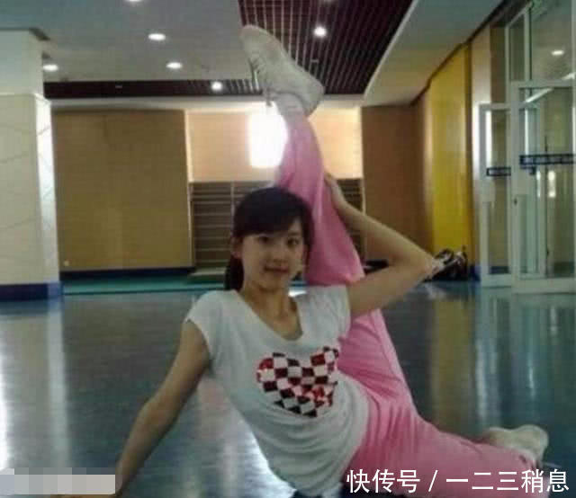 章泽天做一字马清纯到无解,热巴一字马大长腿