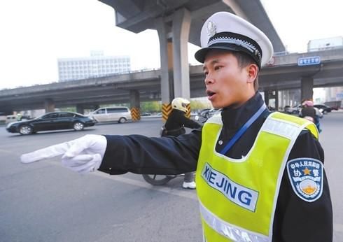 交通协警明明工资只有3000多,为何很多人抢着干?-北京时间