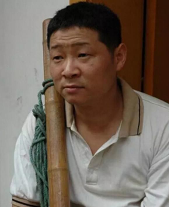 三德子不演太监跑去养鸡?明星光环说放就放,一家带动百家脱贫