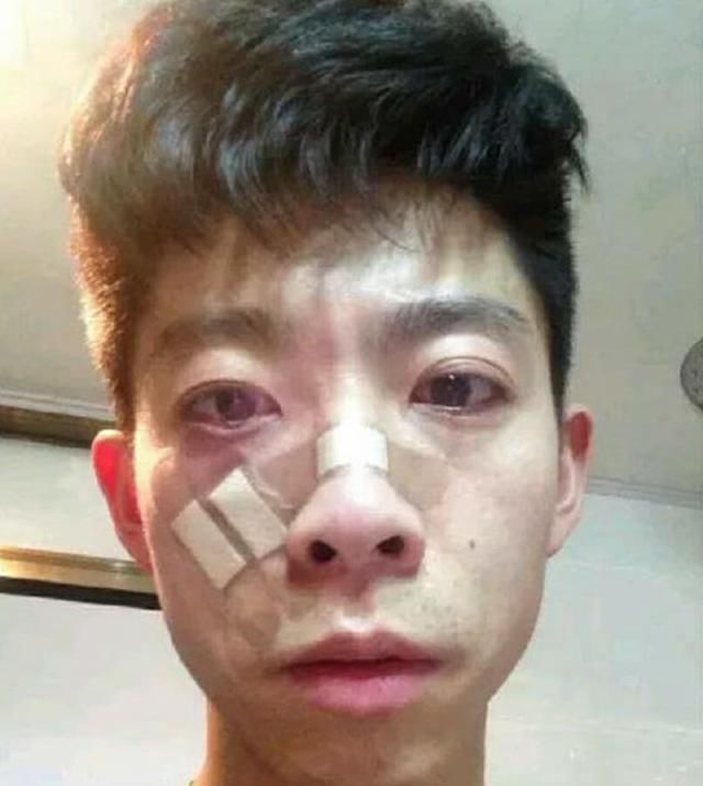 主人下班刚开门,狗狗万分激动扑上来,直接把主