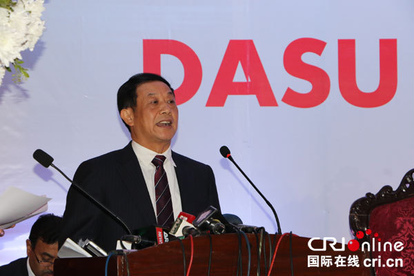 葛洲坝集团副总经理邓银启在签约仪式上致辞.