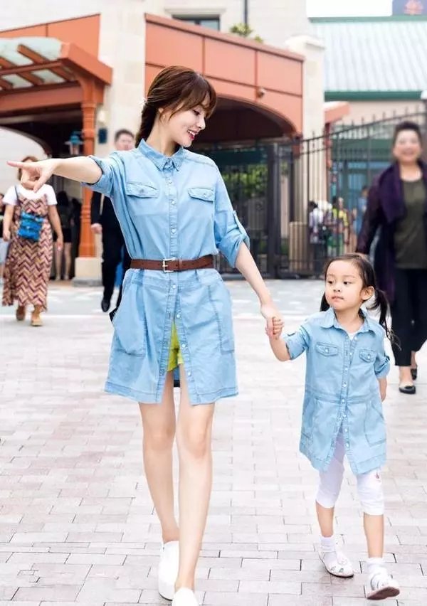 看了李小璐的脚你就知道,为什么夜宿门后,依然