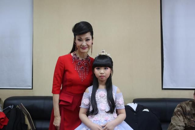 江欣烨《春天的爱》唱响春晚 与于文华合影