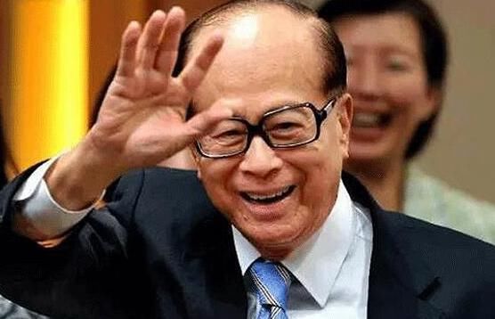 李嘉诚买下了半个英国,为何却选择全家移民加