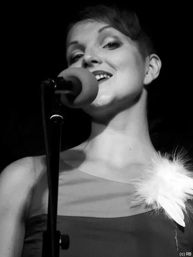 踩着男人挣钱?施虐女王靠皮鞭年入百万