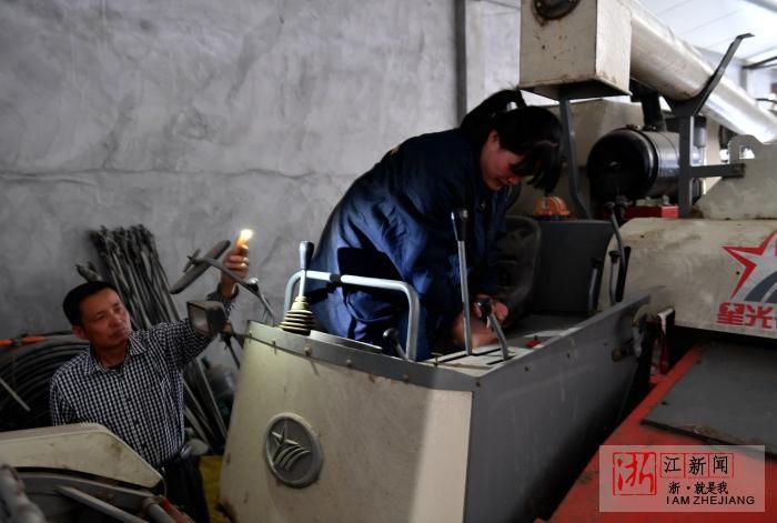 90后女大学生辞职回乡做农二代 成当地最年