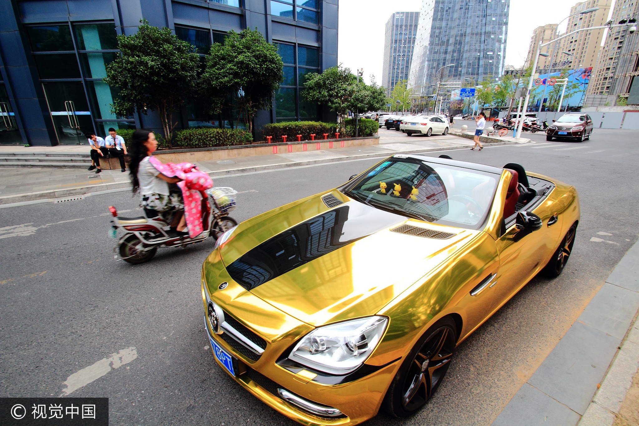 浙江绍兴土豪金奔驰现身街头 网友:像出租车