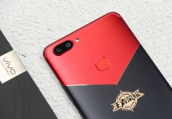 拖米带领情侣开黑 vivo X20王者荣耀定制机预约