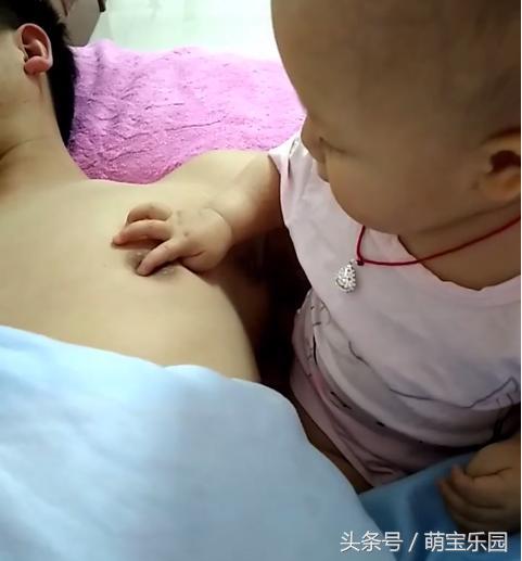 小家伙趁爸爸睡着了，好奇心使然逗弄爸爸胸前的红豆豆