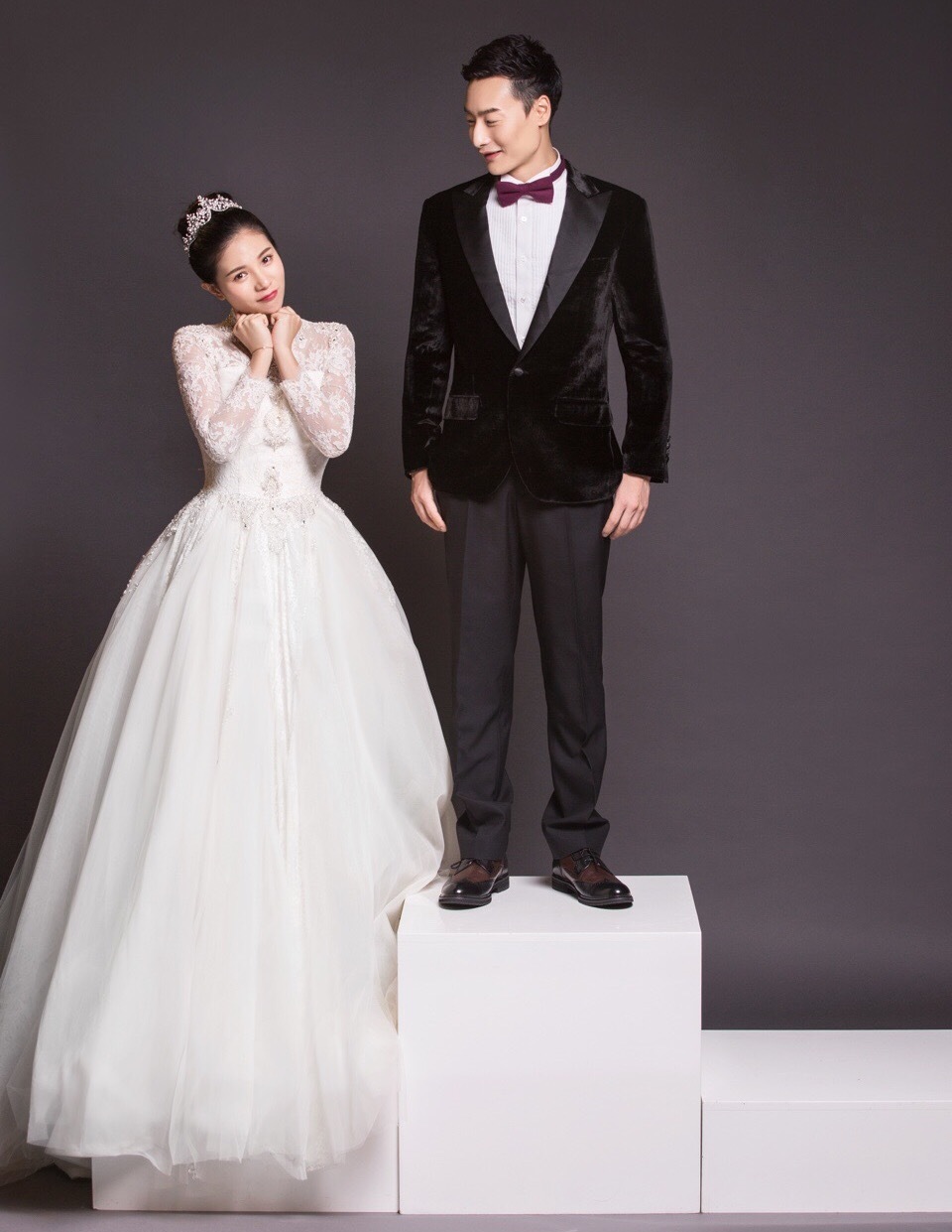 何姿秦凯晒西式婚纱照 身披白纱宛若公主