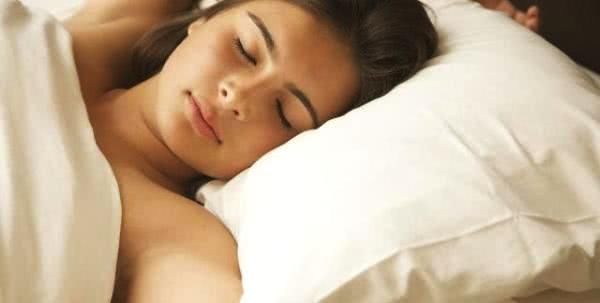 无论男女若睡觉时一丝不挂久而久之身体可能会有这几种改变