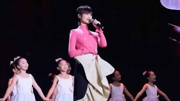 敬业的李宇春，用歌声致敬每个平凡而伟大的人