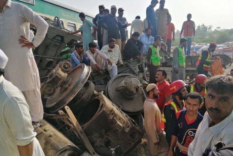 7月12日报道，11日，巴基斯坦萨迪卡巴德，据巴基斯坦媒体报道，当地时间11号上午，在该国南部位于旁遮普省境内的萨迪卡巴德（Sadiqabad）地区，一辆客运列车撞上另一列货运列车后，发生严重脱轨事故，造成至少10人死亡，另有85人受伤。