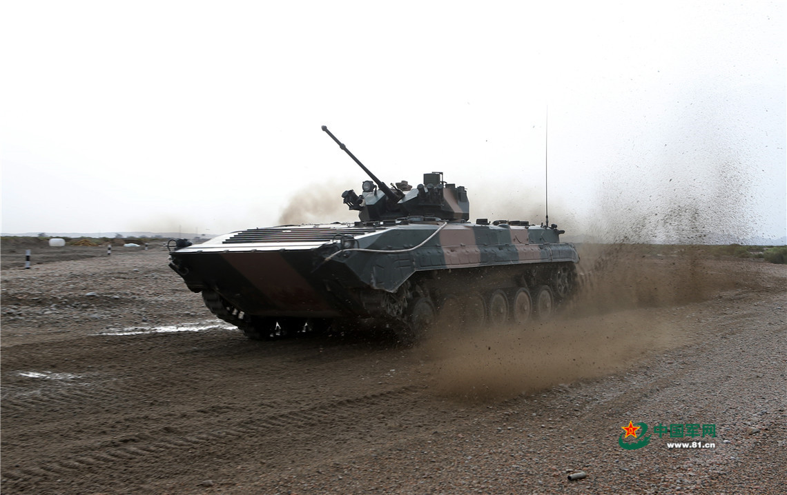 战车高速行驶。