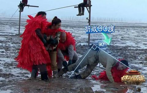 赵丽颖一屁股坐进泥潭,这动作我差点笑喷,吴磊