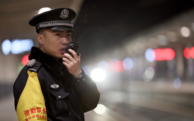 2月4日晚,在山西运城北站,临汾铁路公安处民警张晋杰在站台执勤.