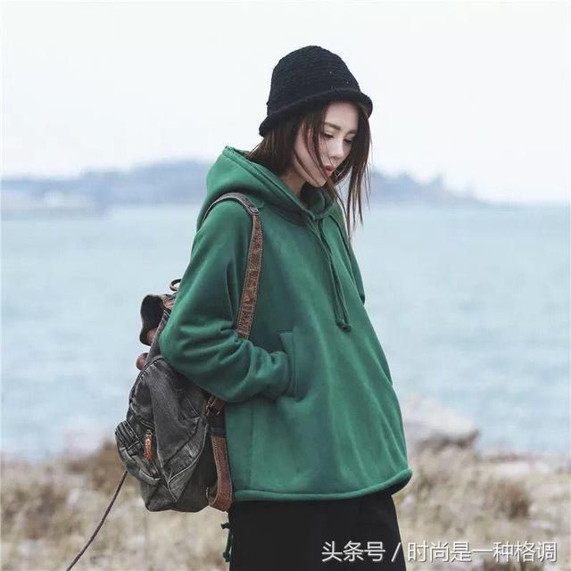 抛弃你的棉服吧,保暖又有活力的连帽卫衣搭配