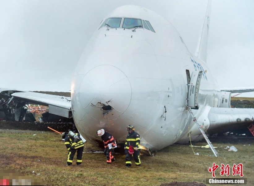 事故发生后，4名机组人员人已被送往医院，所有航班暂时停飞。