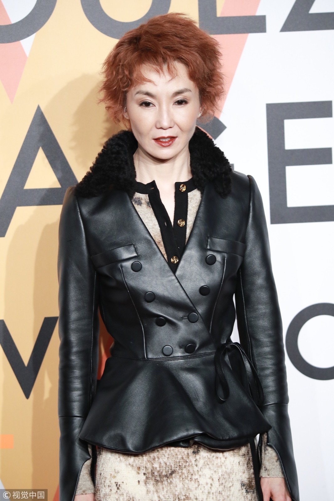 54岁张曼玉顶红发现身 脸部衰老明显身材纤细 撞脸蔡明