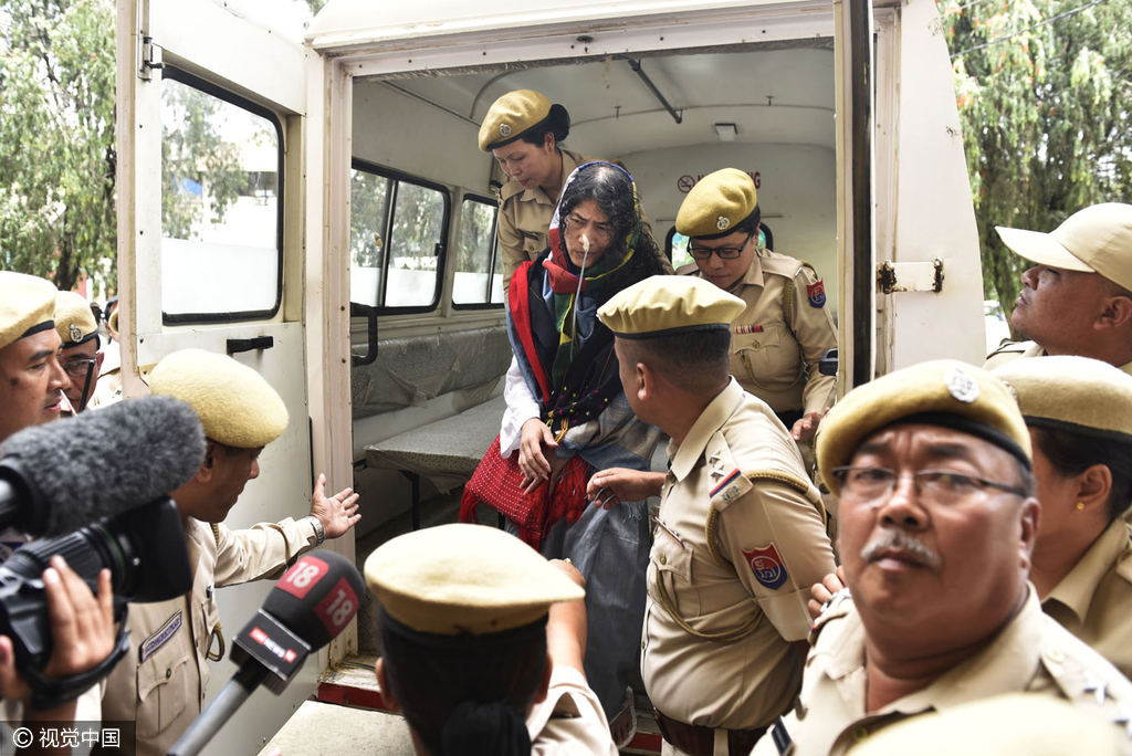 2000年11月2日，沙尔米拉在阿萨姆邦马拉姆市亲眼目睹了印度军方无故射杀了包括儿童在内的10名无辜平民。当年11月5日，沙尔米拉决定拒绝吃饭、喝水甚至用水刷牙，以抗议印度《武装部队特别权力法》使得印度军方可以逮捕甚至射杀任何人。