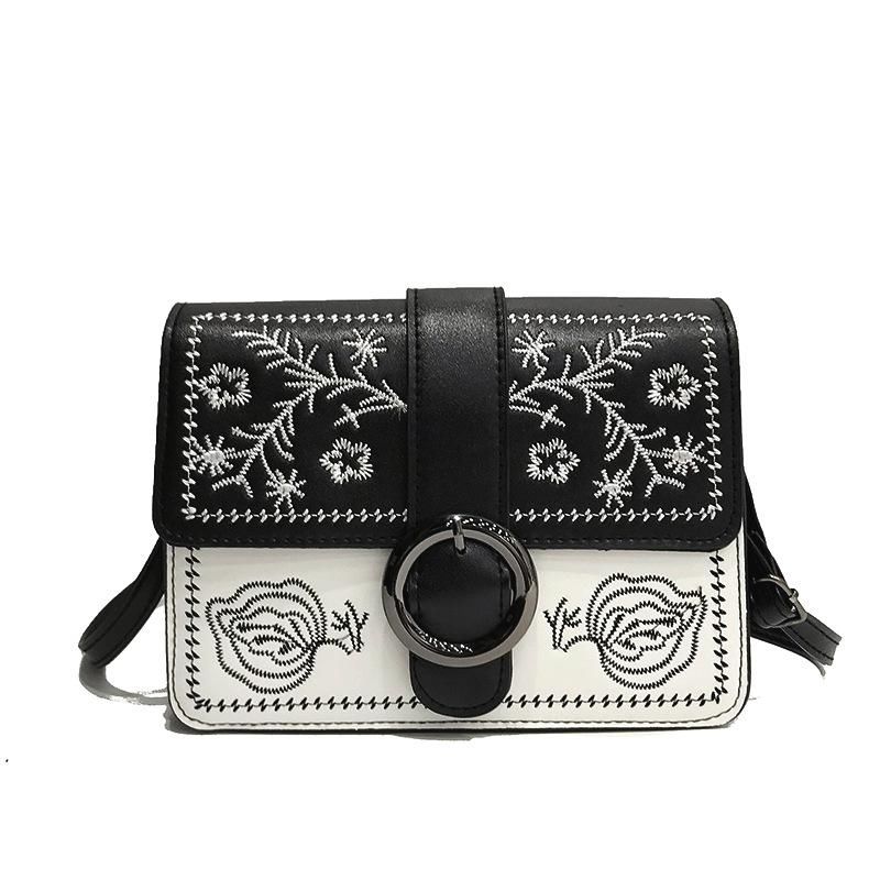 街拍:灰色衬衫搭配超短牛仔裤,美女腿型修长,气