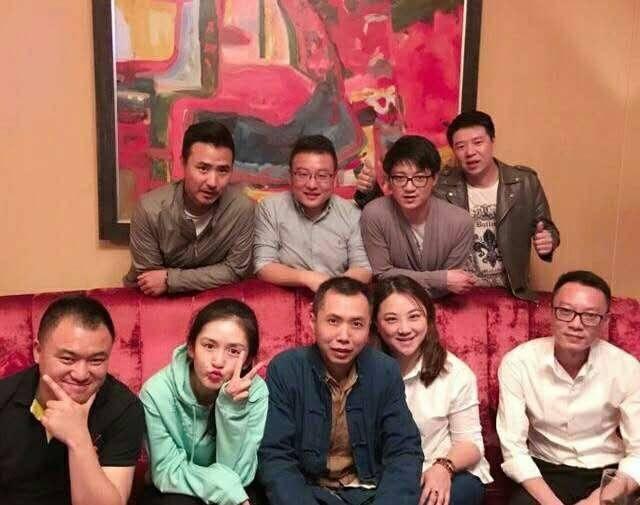 刘晓庆和同学合照"差"了一辈,张翰的同学聚会