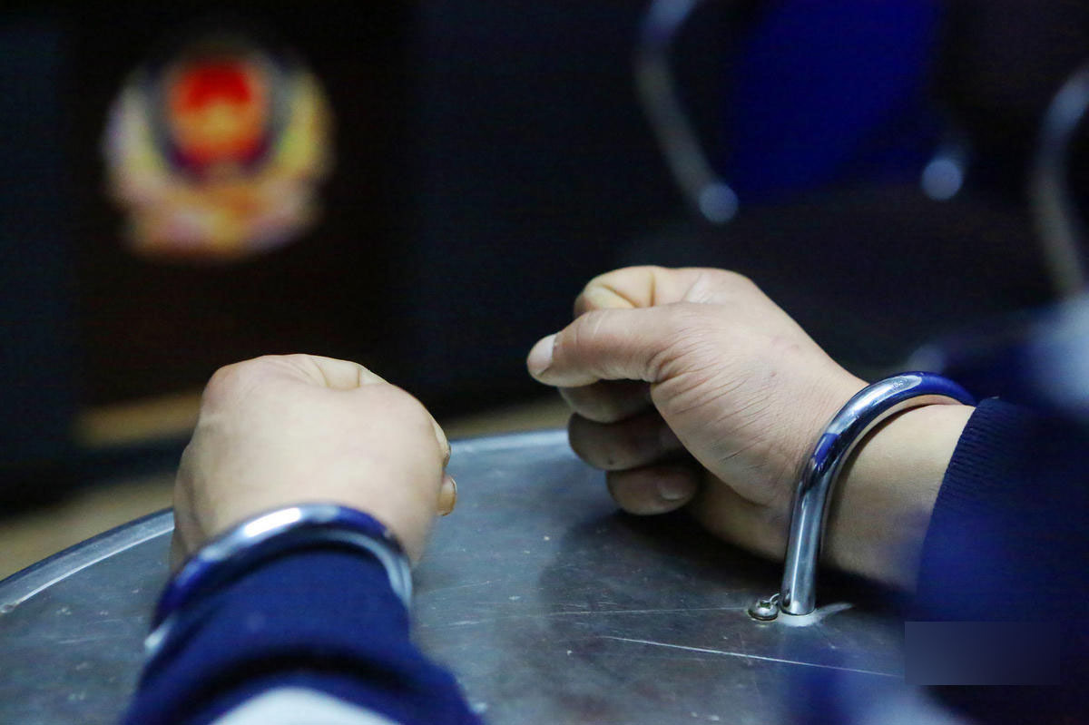 男子强奸88岁老太 民警千里追踪将其抓回