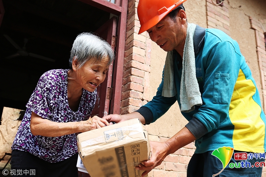 投递员26年坚守乡村 贷款买摩托车送快件