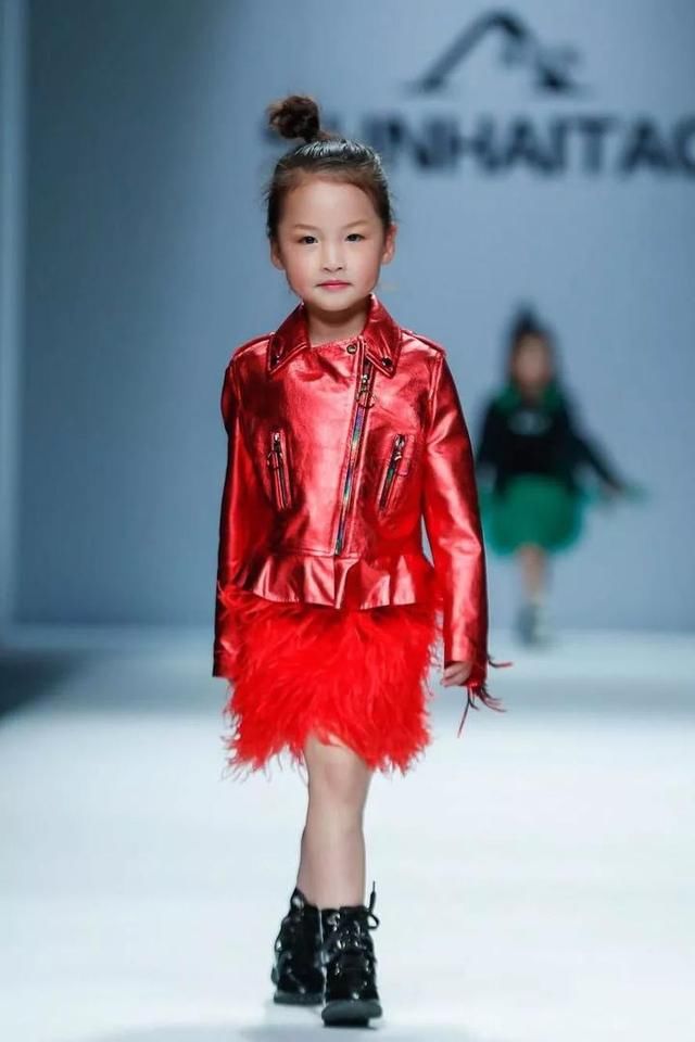 真会玩!海宁这个设计师用纸做衣服,他做了这件