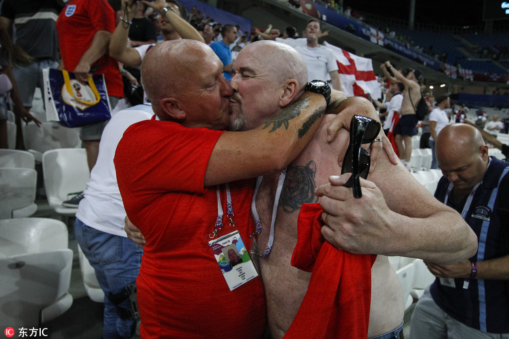2018世界杯，凯恩绝杀，英格兰2-1胜突尼斯，场边球迷疯狂庆祝。