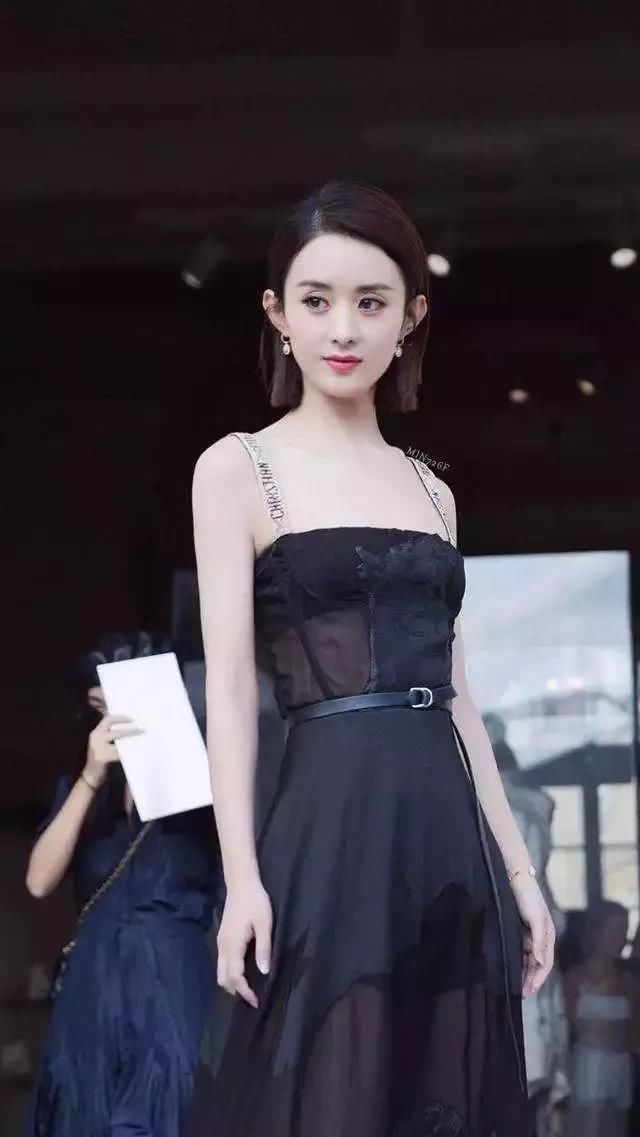 娱乐圈女星杨幂的蛇精腰,佟丽娅的巴掌腰,都不及赵丽颖的蚂蚁腰