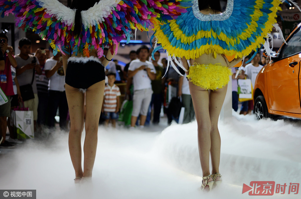 性感模特吸引人们纷纷驻足拍照。