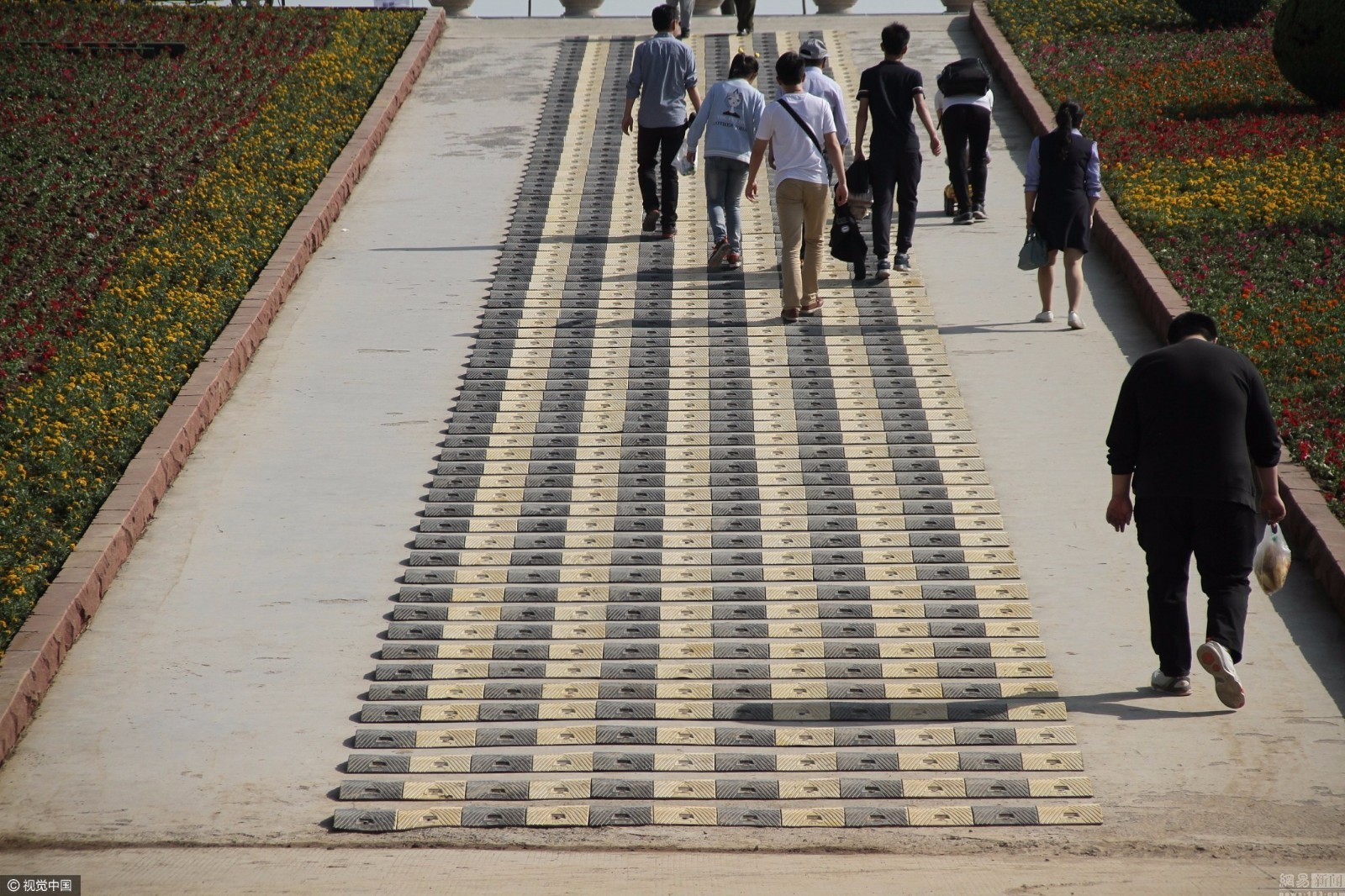 山东枣庄一道路密布减速带 游客:最牛搓衣板路 山东枣庄一道路密布减速带 游客:最牛搓衣板路
