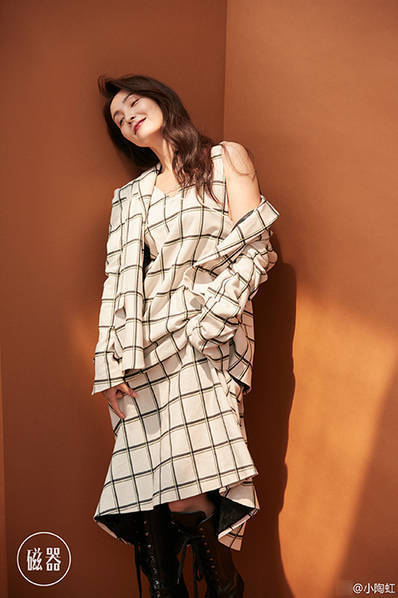 45岁小陶虹拍大片半露香肩 妩媚冷艳气场强