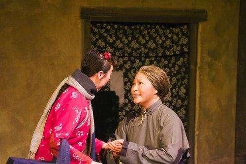 妈妈唱儿歌哄宝宝睡觉,奶奶一听到歌词让宝妈