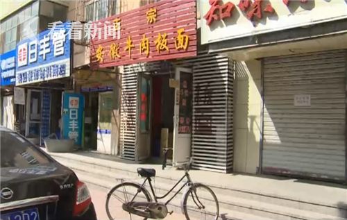 男子上厕所故意不关门 女店主回避被抢